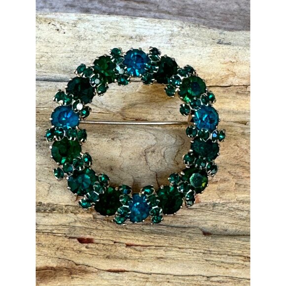 Vintage Weiss Green Rhinestone Wreath Brooch Round Pin unsigned - Picture 3 of 5